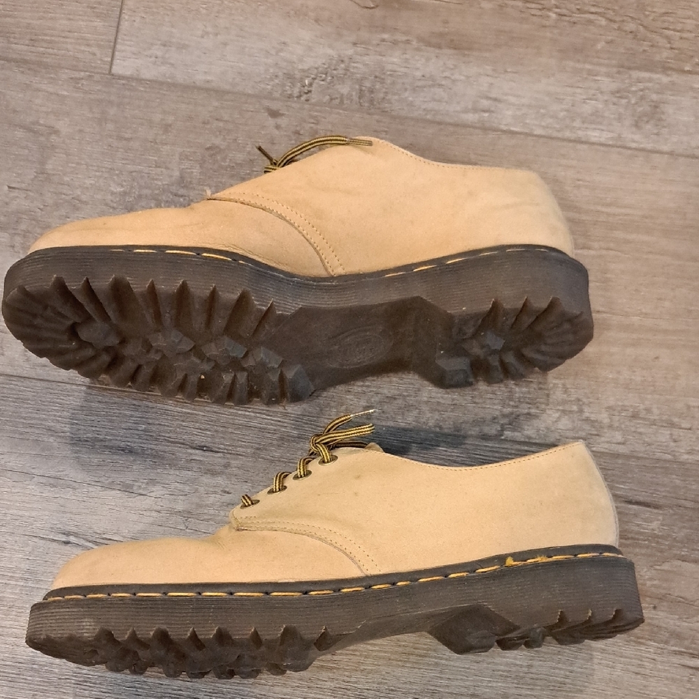 Dr. Martens Classic Tan and Black Oxfords with Sleek Lace-Up Design - Picture 13 of 13